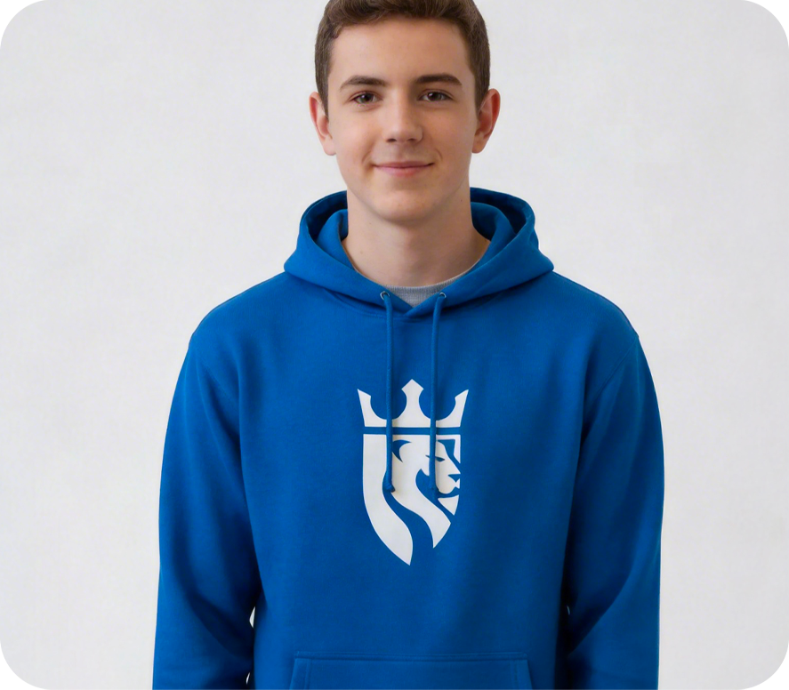 Estudiante con uniforme institucional